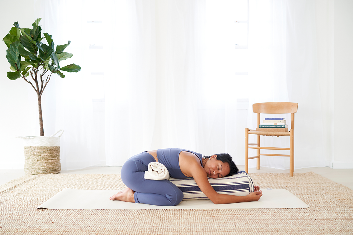 4 posturas de Yoga para aliviar cólicos menstruales