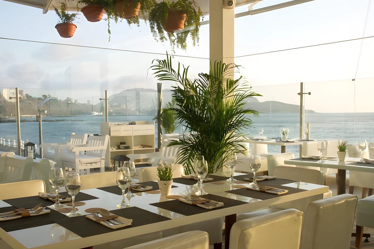 ¿Cuáles son los mejores restaurantes con vista al mar en Lima?